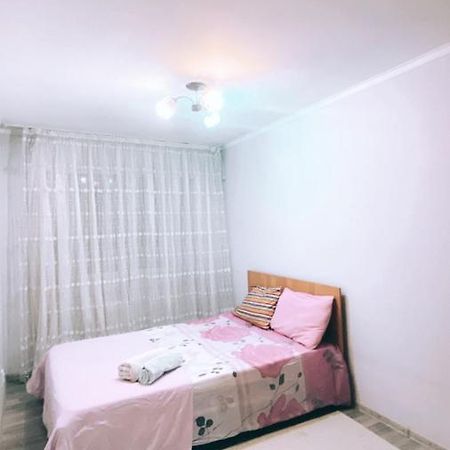 2 Комн Квартира На Новой Площади Apartamento Almatý Exterior foto