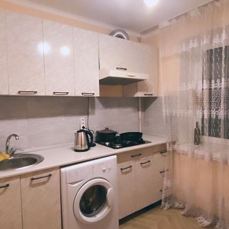 2 Комн Квартира На Новой Площади Apartamento Almatý Exterior foto