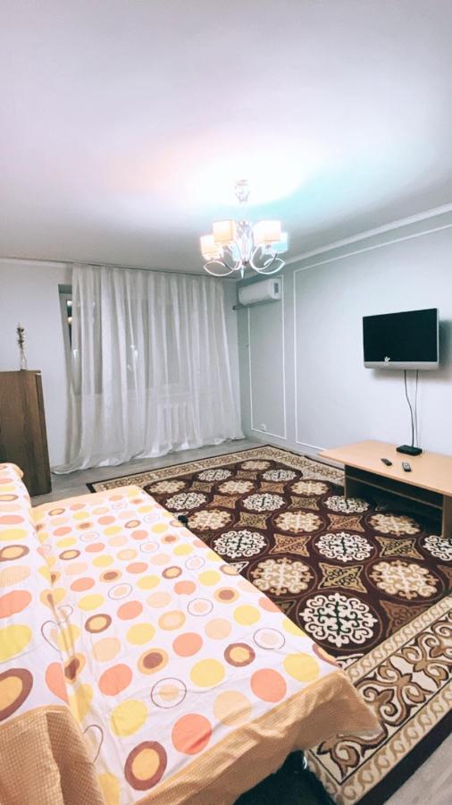 2 Комн Квартира На Новой Площади Apartamento Almatý Exterior foto