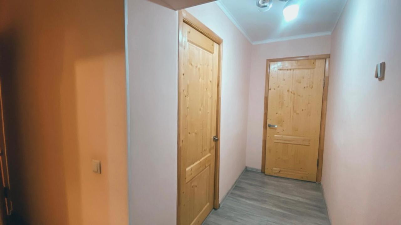 2 Комн Квартира На Новой Площади Apartamento Almatý Exterior foto
