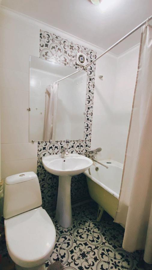 2 Комн Квартира На Новой Площади Apartamento Almatý Exterior foto